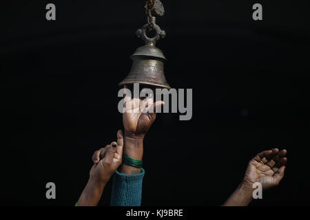 Janakpur, Népal. 23 nov, 2017. mains des dévots de sonner une cloche sainte est photographié pendant le mariage anniversaire de seigneur ram et sita pendant panchami bibaha à janaki temple à Janakpur, quelques 400 km au sud-est de Katmandou au Népal le jeudi, novembre 23, 2017. Le temple est rempli de milliers de gens de tout le Népal et l'Inde. Le temple est décoré comme un vrai mariage. crédit : skanda gautam/zuma/Alamy fil live news Banque D'Images