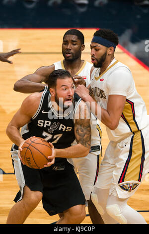 New Orleans, LA, USA. 22 Nov, 2017. San Antonio Spurs Joffrey Lauvergne centre (77) lecteurs contre New Orleans Pelicans Anthony Davis (23) au Centre King Smoothie à New Orleans, LA. New Orleans Pelicans gagner 107-90. Stephen Lew/CSM/Alamy Live News Banque D'Images