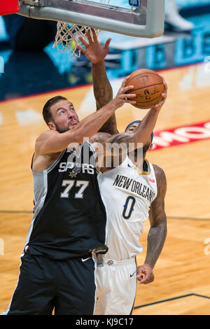 New Orleans, LA, USA. 22 Nov, 2017. San Antonio Spurs Joffrey Lauvergne centre (77) contre la Nouvelle Orléans centre pélicans DeMarcus Cousins (0) à le Smoothie King Center de New Orleans, LA. New Orleans Pelicans gagner 107-90. Stephen Lew/CSM/Alamy Live News Banque D'Images