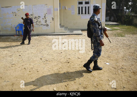 Janakpur, Népal. 23 novembre 2017. Le personnel de police patrouille le bureau de la Commission électorale en prévision des prochaines élections législatives à Janakpur, au Népal, le jeudi 23 novembre 2017. Crédit : Skanda Gautam/ZUMA Wire/Alamy Live News Banque D'Images