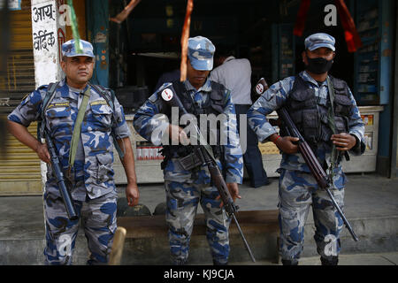 Janakpur, Népal. 23 novembre 2017. Le personnel de la police armée patrouille dans les rues avant les prochaines élections législatives à Janakpur, au Népal, le jeudi 23 novembre 2017. Crédit : Skanda Gautam/ZUMA Wire/Alamy Live News Banque D'Images