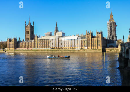 Londres, Royaume-Uni. 23 nov, 2017. uk météo. Le palais de Westminster et des chambres du parlement sont baignés de soleil sur un matin froid venteux crédit : amer ghazzal/Alamy live news Banque D'Images