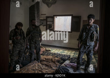 Raqqa, la Syrie. 12Th aug 2017. soldats de la république les forces démocratiques dans leur base.en été 2017 les forces démocratiques syriennes (SDF) a lancé une bataille contre isis dans raqqa afin de reprendre le contrôle de la ville à partir de l'organisation terroriste. l'opération a donné lieu à au moins 3 000 morts y compris les combattants des deux côtés et civils. crédit : jake simkin/sopa/zuma/Alamy fil live news Banque D'Images