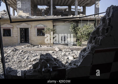 Raqqa, la Syrie. 12Th aug 2017. Une boutique avec porte le logo d'Isis. En été 2017 les forces démocratiques syriennes (SDF) a lancé une bataille contre isis dans raqqa afin de reprendre le contrôle de la ville à partir de l'organisation terroriste. l'opération a donné lieu à au moins 3 000 morts y compris les combattants des deux côtés et civils. crédit : jake simkin/sopa/zuma/Alamy fil live news Banque D'Images