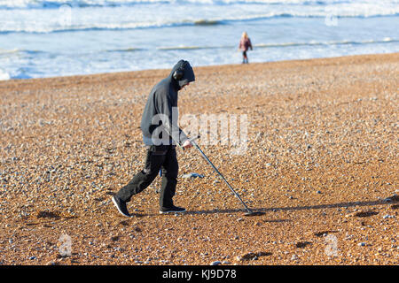 Hastings, East Sussex, Royaume-Uni. 23 novembre 2017. Météo britannique. Lumineux et ensoleillé avec des intervalles nuageux, un détectoriste déteste la plage à la recherche de Trésor perdu avec un détecteur de métal alors que la marée est sur la plage. Crédit photo : Paul Lawrenson /Alay Live News Banque D'Images