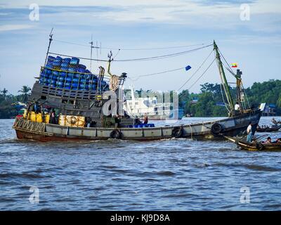 Yangon, Yangon, Myanmar région. 23 nov, 2017. un chalutier de pêche rentre au port avec ses prises au san pya marché aux poissons. san pya Fish Market est l'un des plus grands marchés aux poissons à Yangon. C'est un marché ouvert 24h/24, mais plus tôt le matin. La plupart des poissons sur le marché est pêché à l'état sauvage mais l'aquaculture se développe dans le Myanmar et d'élevage de poissons d'eau douce plus est vendu maintenant que dans le passé. crédit : jack kurtz/zuma/Alamy fil live news Banque D'Images