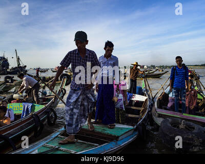 Yangon, région de Yangon, Myanmar. 23 novembre 2017. Les passagers descendent des bateaux-taxis à l'embarcadère du marché aux poissons de San Pya. Le marché aux poissons de San Pya est l'un des plus grands marchés aux poissons de Yangon. C'est un marché ouvert 24 heures sur 24, mais le plus fréquenté tôt le matin. La plupart des poissons sur le marché sont capturés à l'état sauvage, mais l'aquaculture est en expansion au Myanmar et plus de poissons d'eau douce d'élevage sont vendus maintenant que par le passé. Crédit : Jack Kurtz/ZUMA Wire/Alamy Live News Banque D'Images