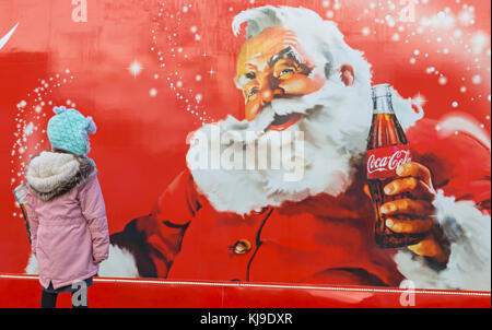 Bournemouth, Dorset, Royaume-Uni. 23 novembre 2017. Le camion Coca Cola de Noël arrive au Triangle de Bournemouth, dans le cadre de ses vacances sont à venir campagne de Noël festive visite des endroits dans le pays. Les enfants apprécient de prendre leurs photos par le camion. Crédit : Carolyn Jenkins/Alay Live News Banque D'Images