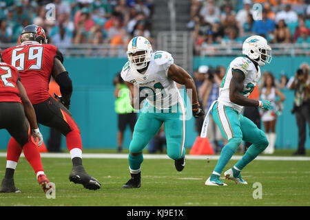 Jardins de Miami en Floride, USA. 19 Nov, 2017. Cameron Service # 91 de Miami en action au cours de la NFL football match entre les dauphins de Miami et Tampa Bay Buccaneers au Hard Rock Stadium de Miami Gardens FL. Les Buccaneers défait les dauphins 30-20. Credit : csm/Alamy Live News Banque D'Images