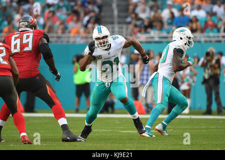 Jardins de Miami en Floride, USA. 19 Nov, 2017. Cameron Service # 91 de Miami en action au cours de la NFL football match entre les dauphins de Miami et Tampa Bay Buccaneers au Hard Rock Stadium de Miami Gardens FL. Les Buccaneers défait les dauphins 30-20. Credit : csm/Alamy Live News Banque D'Images