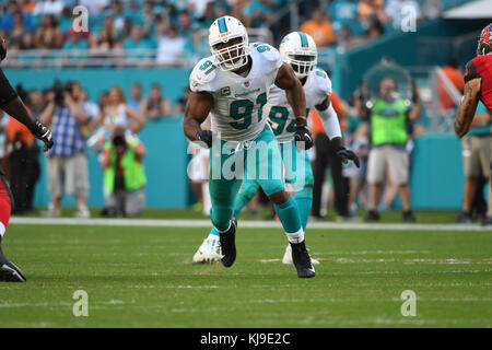 Jardins de Miami en Floride, USA. 19 Nov, 2017. Cameron Service # 91 de Miami en action au cours de la NFL football match entre les dauphins de Miami et Tampa Bay Buccaneers au Hard Rock Stadium de Miami Gardens FL. Les Buccaneers défait les dauphins 30-20. Credit : csm/Alamy Live News Banque D'Images