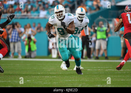 Jardins de Miami en Floride, USA. 19 Nov, 2017. Cameron Service # 91 de Miami en action au cours de la NFL football match entre les dauphins de Miami et Tampa Bay Buccaneers au Hard Rock Stadium de Miami Gardens FL. Les Buccaneers défait les dauphins 30-20. Credit : csm/Alamy Live News Banque D'Images