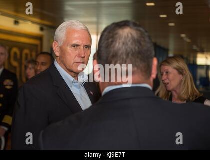 Le vice-président américain Mike Pence, à gauche, salue les soldats et les familles lors d'une visite au Centre des guerriers et des familles de l'USO le 22 novembre 2017 à Bethesda, Maryland. Le vice-président visite avec des guerriers blessés et du personnel de l'activité de soutien naval Bethesda et Walter Reed National Military Medical Center en l'honneur de Thanksgiving. Banque D'Images