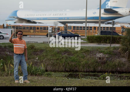 West Palm Beach, Floride, USA. 23 Nov, 2017. Obdulio Leonel Salvador, à 40 ans, résidant à Lake Worth, pose pour une photo sur un terrain herbeux au large de la côte sud de rue donnant sur l'Air Force One le Jeudi, Novembre 23, 2017. Salvador a dit qu'il est venu pour prendre des photos de l'avion présidentiel après son ami conduit par l'avion et lui a dit à ce sujet. Credit : Andres Leiva/Le Palm Beach Post/ZUMA/Alamy Fil Live News Banque D'Images