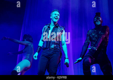 Brighton, Royaume-Uni. 23 novembre 2017. Lee Latchford-Evans, Claire Richards, Lisa Scott-Lee, Faye Tozer, Ian 'H' Watkins, se produisant comme des marches au Brighton Centre, en Angleterre. Crédit : Jason Richardson/Alamy Live News Banque D'Images