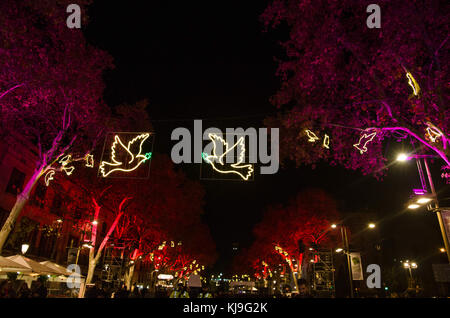 Barcelone, Catalogne, espagne. 23 nov, 2017. vue générale de la Ramblas de Barcelone avec les lumières de Noël à Barcelone comme allumé les lumières de Noël 2017. La cérémonie d'allumage a été présidée par le maire de Barcelone ada colau et représentants d'institutions du commerce de la ville. après les représentations de danse et de chant le maire ada colau a connecté un gros bouchon doté d'illumination des lumières de Noël. Credit : copyright paco freire/sopa/zuma/Alamy fil live news Banque D'Images