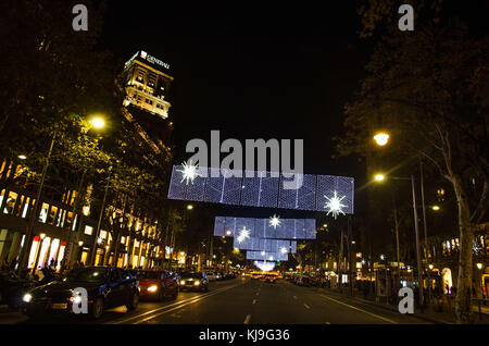 Barcelone, Catalogne, Espagne. 23 novembre 2017. Vue générale du Paseo de Gracia à Barcelone avec les lumières de Noël allumées. Barcelone alluma les lumières de Noël 2017. La cérémonie d'illumination a été présidée par le maire de Barcelone Ada Colau et des représentants des institutions de commerce de la ville. Après les représentations de danse et de chant le maire Ada Colau a branché une grande prise mettant en vedette l'éclairage des lumières de Noël. Crédit : Copyright Paco Freire/SOPA/ZUMA Wire/Alamy Live News Banque D'Images