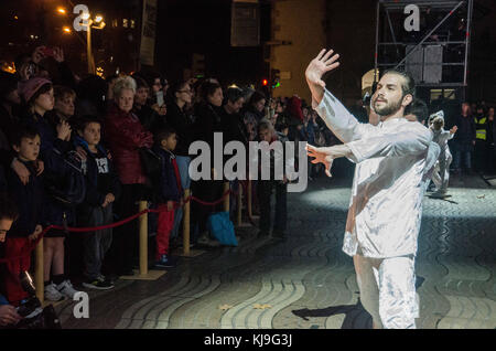 Barcelone, Catalogne, Espagne. 23 novembre 2017. Un acteur vu lors de l'éclairage de la cérémonie des lumières de Noël alors que Barcelone allumait les lumières de Noël 2017. La cérémonie d'illumination a été présidée par le maire de Barcelone Ada Colau et des représentants des institutions de commerce de la ville. Après les représentations de danse et de chant le maire Ada Colau a branché une grande prise mettant en vedette l'éclairage des lumières de Noël. Crédit : Copyright Paco Freire/SOPA/ZUMA Wire/Alamy Live News Banque D'Images