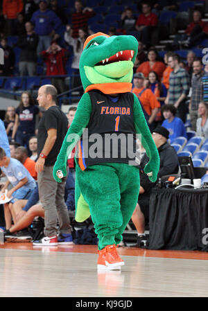 23 novembre 2017 : la mascotte de la Floride en marge des patrouilles au cours d'une pause dans l'action au jeu de basket-ball de NCAA entre les Gators de la Floride et le Stanford Cardinal au Veterans Memorial Coliseum, Portland, Oregon. Larry C. Lawson Banque D'Images