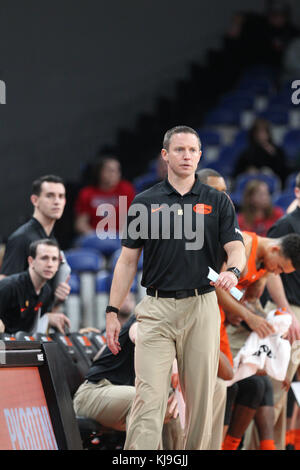 23 novembre 2017 : l'entraîneur-chef Mike White lors de la NCAA de basket-ball entre les Gators de la Floride et le Stanford Cardinal au Veterans Memorial Coliseum, Portland, Oregon. Larry C. Lawson Banque D'Images