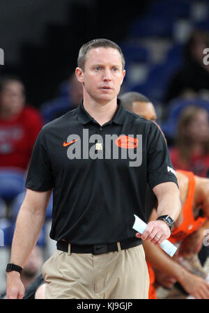 23 novembre 2017 : l'entraîneur-chef Mike White lors de la NCAA de basket-ball entre les Gators de la Floride et le Stanford Cardinal au Veterans Memorial Coliseum, Portland, Oregon. Larry C. Lawson Banque D'Images