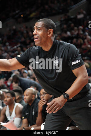 23 novembre 2017 : UConn l'entraîneur-chef Kevin Ollie pendant le match de basket-ball de NCAA entre les canards de l'Oregon et de l'UConn Huskies au centre de la Moda, Portland, Oregon. Larry C. Lawson Banque D'Images