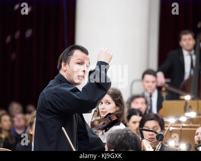 Saint-pétersbourg, Russie. Nov 23, 2017. d'orchestre - theodore. curentsis - soliste patricia kopachinskaya. orchestre symphonique de la perm academic Opera and Ballet Theatre. pi tchaikovsky. international festival of arts "iaghilev. P.S. » « St. petersburg Philharmonic Society. dd Chostakovitch. ' Crédit : Anton veselov/Alamy live news Banque D'Images