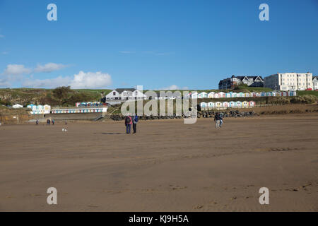 Bude, Royaume-Uni. 24 Nov, 2017. Plus de ciel bleu à Bude Cornwall.Les chiens et leurs propriétaires profitez d'une promenade le long de la plage comme les surfeurs ride les vagues. Credit : Keith Larby/Alamy Live News Banque D'Images