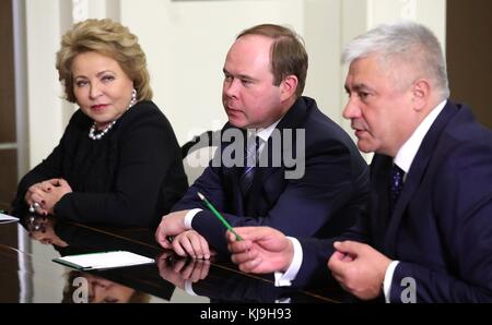 Sotchi, Russie. 24 novembre 2017. Le ministre russe de l'intérieur Vladimir Kolokoltsev, à droite, parle lors d'une réunion du Conseil de sécurité avec le président Vladimir Poutine alors que la présidente du Conseil de la Fédération Valentina Matvienko a gauche, et le chef d'état-major Anton Vaino, au centre, regardent la résidence Bocharov Ruchei le 24 novembre 2017 à Sotchi, en Russie. Crédit : Planetpix/Alamy Live News Banque D'Images