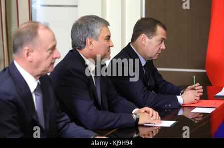 Sotchi, Russie. 24 novembre 2017. Le premier ministre russe Dmitri Medvedev, à droite, le président de la Douma d'État Vyacheslav Volodin, au centre, et le secrétaire du Conseil de sécurité Nikolaï Patrushev écoutent le président russe Vladimir Poutine lors d'une réunion du Conseil de sécurité à la résidence Bocharov Ruchei le 24 novembre 2017 à Sotchi, en Russie. Crédit : Planetpix/Alamy Live News Banque D'Images