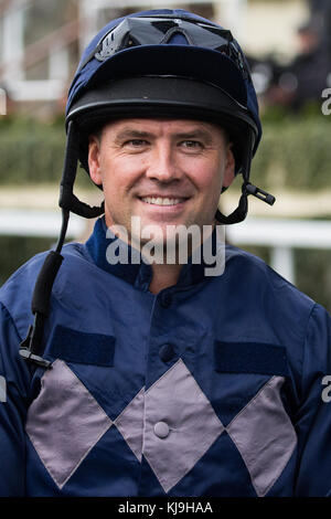 Ascot, Royaume-Uni. 24 novembre 2017. Michael Owen, ancien footballeur international de Liverpool, Real Madrid, Newcastle United, Manchester United, Stoke City et Angleterre, se prépare à participer à la course caritative lors du Prince’s Countryside Fund Raceday à l’hippodrome d’Ascot. Le Prince's Countryside Fund a été fondé par le Prince de Galles en 2010. Crédit : Mark Kerrison/Alamy Live News Banque D'Images