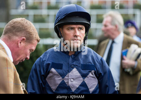 Ascot, Royaume-Uni. 24 novembre 2017. Michael Owen, ancien footballeur international de Liverpool, Real Madrid, Newcastle United, Manchester United, Stoke City et Angleterre, se prépare à participer à la course caritative lors du Prince’s Countryside Fund Raceday à l’hippodrome d’Ascot. Le Prince's Countryside Fund a été fondé par le Prince de Galles en 2010. Crédit : Mark Kerrison/Alamy Live News Banque D'Images