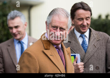 Ascot, Royaume-Uni. 24 novembre 2017. Le Prince de Galles, patron du Prince's Countryside Fund, rencontre des amateurs de course et des supporters après la course caritative lors du week-end des courses du Fonds à l'hippodrome d'Ascot. Le Prince's Countryside Fund a été fondé par le Prince de Galles en 2010. Crédit : Mark Kerrison/Alamy Live News Banque D'Images