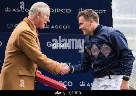 Ascot, Royaume-Uni. 24 novembre 2017. Le Prince de Galles, patron du Prince's Countryside Fund, fait une présentation à Michael Owen, ancien footballeur international de Liverpool, Real Madrid, Newcastle United, Manchester United, Stoke City et Angleterre, Après avoir fait ses débuts à la course sur Calder Prince dans la course de la Charité pendant le Prince's Countryside Fund Raceday à l'hippodrome d'Ascot. Michael Owen a terminé deuxième derrière Tom Chatfeild-Roberts sur Golden Wedding. Le Prince's Countryside Fund a été fondé par le Prince de Galles en 2010. Crédit : Mark Kerrison/Alamy Live News Banque D'Images