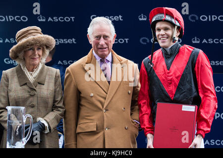 Ascot, Royaume-Uni. 24 novembre 2017. Le Prince de Galles, patron du Prince's Countryside Fund et la Duchesse de Cornwall font une présentation à Mark Richmond-Watson, un concurrent de la course caritative, lors du Prince's Countryside Fund Raceday à l'hippodrome d'Ascot. La course a été remportée par Tom Chatfeild-Roberts sur Golden Wedding, Michael Owen terminant deuxième sur Calder Prince. Le Prince's Countryside Fund a été fondé par le Prince de Galles en 2010. Crédit : Mark Kerrison/Alamy Live News Banque D'Images