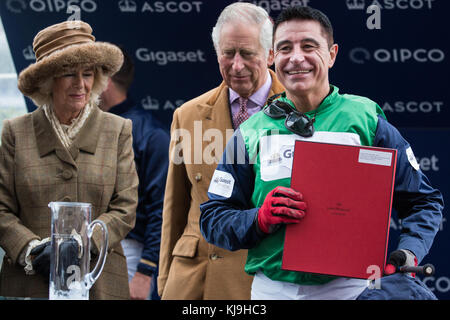 Ascot, Royaume-Uni. 24 novembre 2017. Le Prince de Galles, patron du Prince's Countryside Fund et la duchesse de Cornwall font une présentation à Maurice McCarthy, un concurrent de la course caritative, lors du Prince's Countryside Fund Raceday à l'hippodrome d'Ascot. La course a été remportée par Tom Chatfeild-Roberts sur Golden Wedding, Michael Owen terminant deuxième sur Calder Prince. Le Prince's Countryside Fund a été fondé par le Prince de Galles en 2010. Crédit : Mark Kerrison/Alamy Live News Banque D'Images