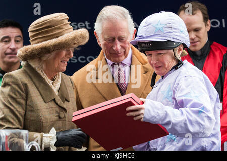 Ascot, Royaume-Uni. 24 novembre 2017. Le Prince de Galles, patron du Prince's Countryside Fund et la Duchesse de Cornwall font une présentation à Emma Evans, une concurrente de la course caritative, lors du Prince's Countryside Fund Raceday à l'hippodrome d'Ascot. La course a été remportée par Tom Chatfeild-Roberts sur Golden Wedding, Michael Owen terminant deuxième sur Calder Prince. Le Prince's Countryside Fund a été fondé par le Prince de Galles en 2010. Crédit : Mark Kerrison/Alamy Live News Banque D'Images