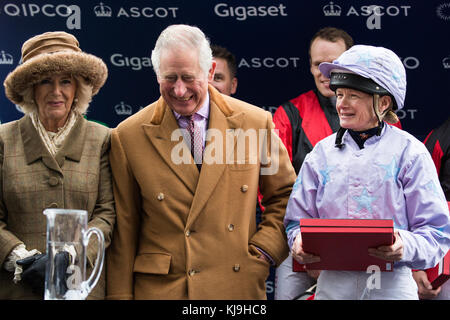 Ascot, Royaume-Uni. 24 novembre 2017. Le Prince de Galles, patron du Prince's Countryside Fund et la Duchesse de Cornwall font une présentation à Emma Evans, une concurrente de la course caritative, lors du Prince's Countryside Fund Raceday à l'hippodrome d'Ascot. La course a été remportée par Tom Chatfeild-Roberts sur Golden Wedding, Michael Owen terminant deuxième sur Calder Prince. Le Prince's Countryside Fund a été fondé par le Prince de Galles en 2010. Crédit : Mark Kerrison/Alamy Live News Banque D'Images