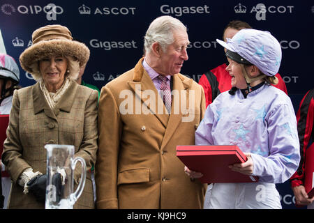 Ascot, Royaume-Uni. 24 novembre 2017. Le Prince de Galles, patron du Prince's Countryside Fund et la Duchesse de Cornwall font une présentation à Emma Evans, une concurrente de la course caritative, lors du Prince's Countryside Fund Raceday à l'hippodrome d'Ascot. La course a été remportée par Tom Chatfeild-Roberts sur Golden Wedding, Michael Owen terminant deuxième sur Calder Prince. Le Prince's Countryside Fund a été fondé par le Prince de Galles en 2010. Crédit : Mark Kerrison/Alamy Live News Banque D'Images