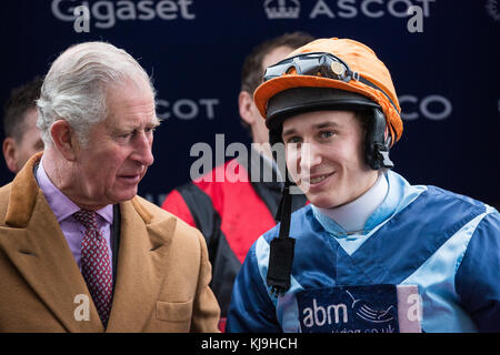 Ascot, Royaume-Uni. 24 novembre 2017. Le Prince de Galles, patron du Prince's Countryside Fund, fait une présentation à Tom Chatfeild-Roberts, gagnant de la course de mariage d'or de la Charité lors du Prince's Countryside Fund Raceday à l'hippodrome d'Ascot. Michael Owen, qui fait ses débuts dans la course, a terminé deuxième sur Calder Prince. Le Prince's Countryside Fund a été fondé par le Prince de Galles en 2010. Crédit : Mark Kerrison/Alamy Live News Banque D'Images