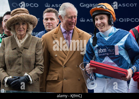 Ascot, Royaume-Uni. 24 novembre 2017. Le Prince de Galles, patron du Prince's Countryside Fund, et la duchesse de Cornwall font une présentation à Tom Chatfeild-Roberts, gagnant de la course de mariage d'or de la Charité lors du Prince's Countryside Fund Raceday à l'hippodrome d'Ascot. Michael Owen, qui fait ses débuts dans la course, a terminé deuxième sur Calder Prince. Le Prince's Countryside Fund a été fondé par le Prince de Galles en 2010. Crédit : Mark Kerrison/Alamy Live News Banque D'Images