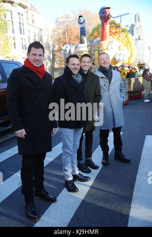 98 Degrees Out and About for Macy's Thanksgiving Day Parade, , New York, NY 23 novembre 2017. Photo par : Collection Kristin Callahan/Everett Banque D'Images