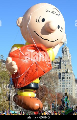 Charlie Brown, montgolfière pour la parade du jour de Thanksgiving de Macy, , New York, NY 23 novembre 2017. Photo par : Collection Kristin Callahan/Everett Banque D'Images