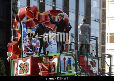 New York, NY, USA. 23 nov, 2017. 98 degrés dehors et environ pour Macy's Thanksgiving Day Parade, New York, NY 23 novembre, 2017. crédit : kristin callahan/everett collection/Alamy live news Banque D'Images