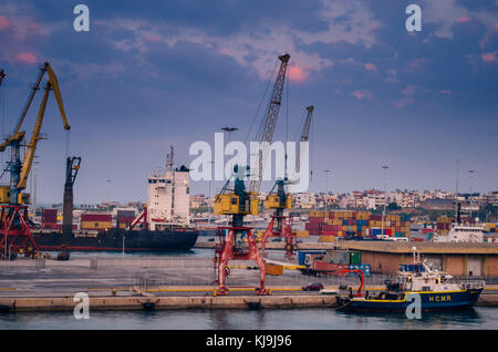 Le port d''Héraklion, - Vue du conteneur, container ship dans l'importation et l'exportation et les grues, la logistique et le transport. Banque D'Images