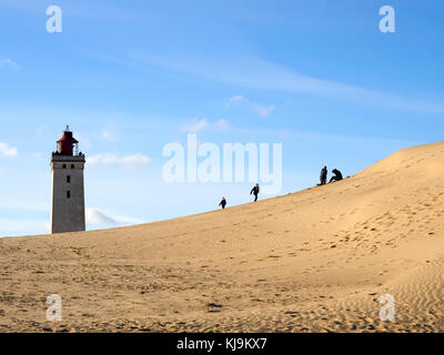 Les touristes à l'ancien phare, Rubjerg Knude, Deauville, Danemark Banque D'Images