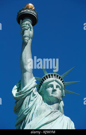 Statue de la liberté dans la partie supérieure d'une journée ensoleillée, ciel bleu à New York Banque D'Images