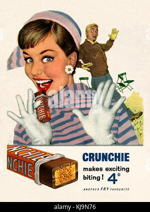 Une publicité pour un bar Chrunchie - il est apparu dans un magazine publié au Royaume-Uni en 1957. Crunchie est une marque de chocolat britannique avec un centre de sucre en caramel nid d'abeille (ou caramel éponge) - la publicité présente la phrase d'accroche « Chrunchie makes excitant mordant » Banque D'Images