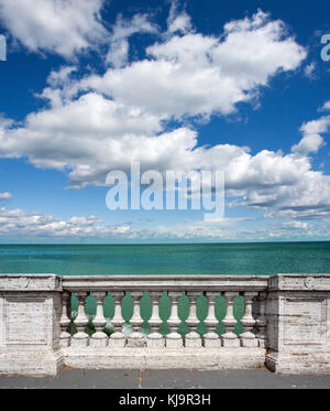 Vide d'une terrasse donnant sur la mer avec balustrade en béton.with clipping path Banque D'Images