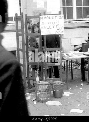 Philippe Gras / Le Pictorium - Mai 1968 - 1968 - France / Ile-de-France (région) / Paris - Affiche, "Non à la saleté !' Banque D'Images